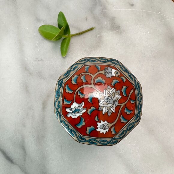 Vintage Small Porcelain Trinket Box Red, Blue and Grey Floral by ETUDE Takahashi - Picture 4 of 9